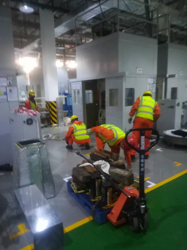 青島精密設備高空吊裝