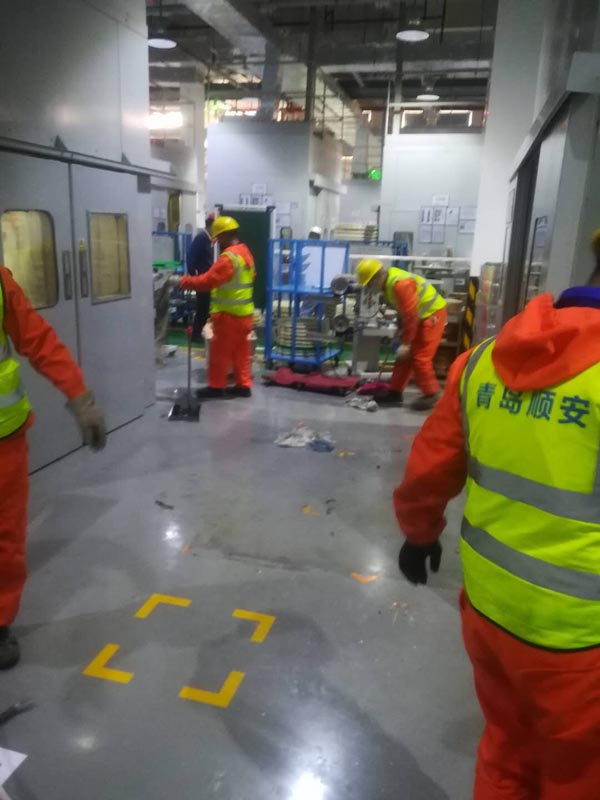青島精密設備高空吊裝