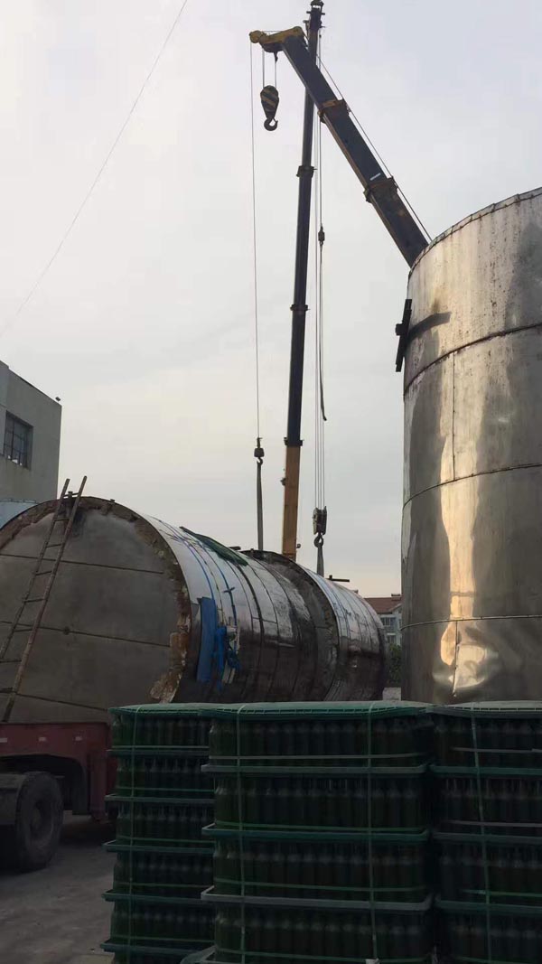 儲藏罐設備搬運運輸現場