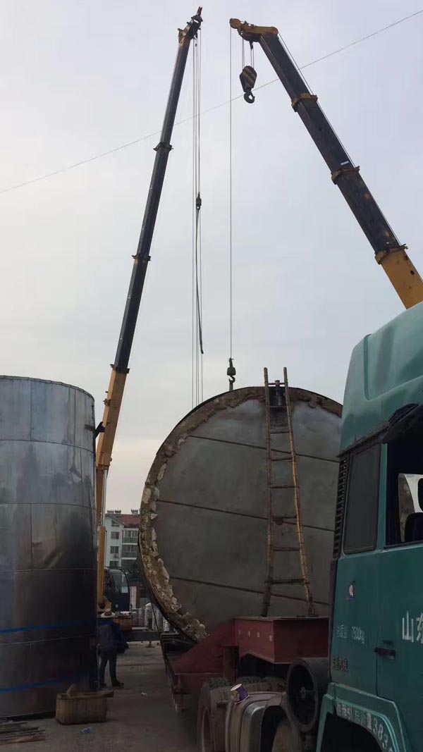 儲藏罐設備搬運運輸現場