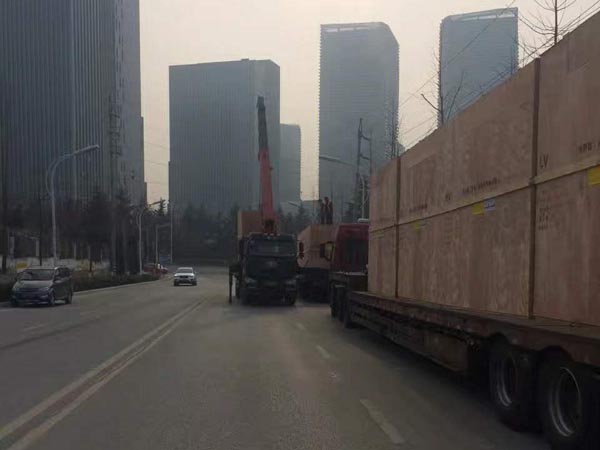 大件設備裝箱搬運運輸現場