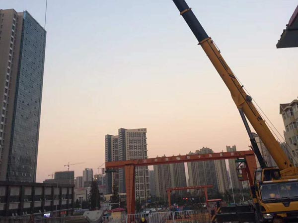 中鐵十局大型設備吊裝下坑現場