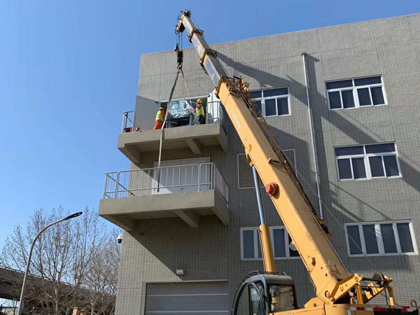 空調設備吊裝上樓現場